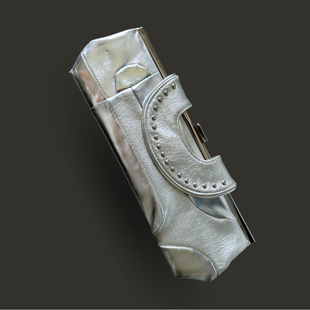 🔥Silver Metallic Clutch - Bold & Edgy Statement Piece🔥